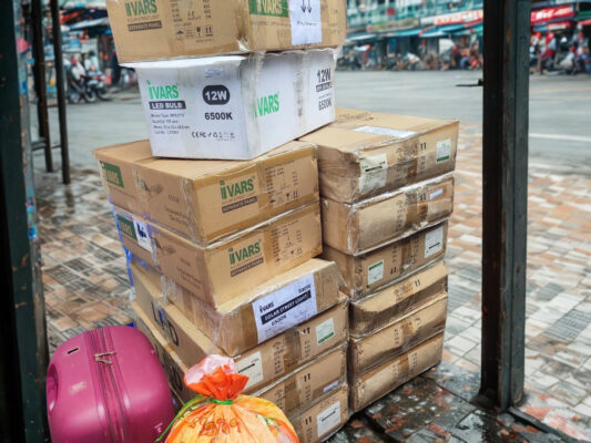 Đèn năng lượng mặt trời chuẩn bị được giao đi